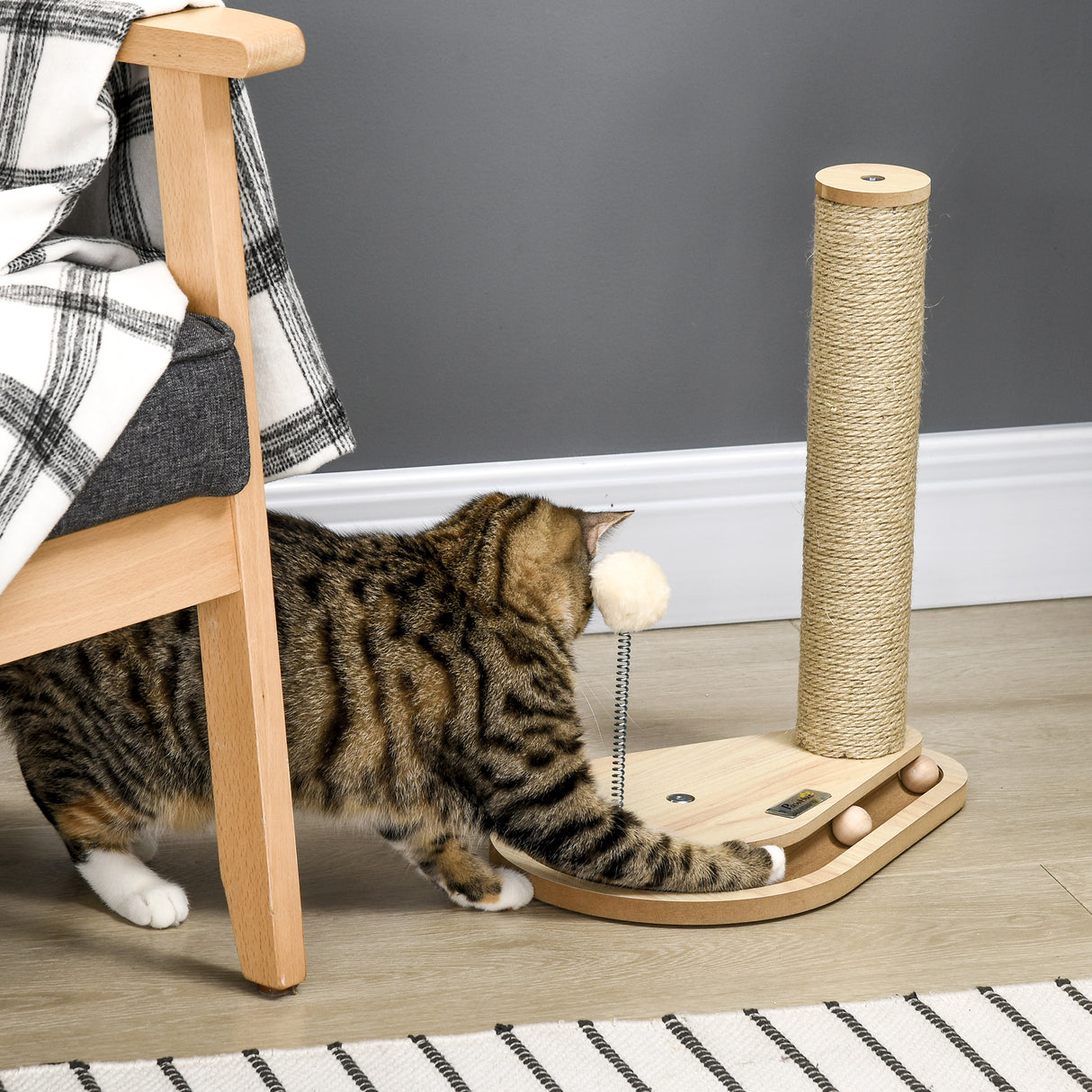 easycomfort tiragraffi per gatti 4kg max in truciolato e iuta con palline da gioco incluse 35x23x40 cm color rovere
