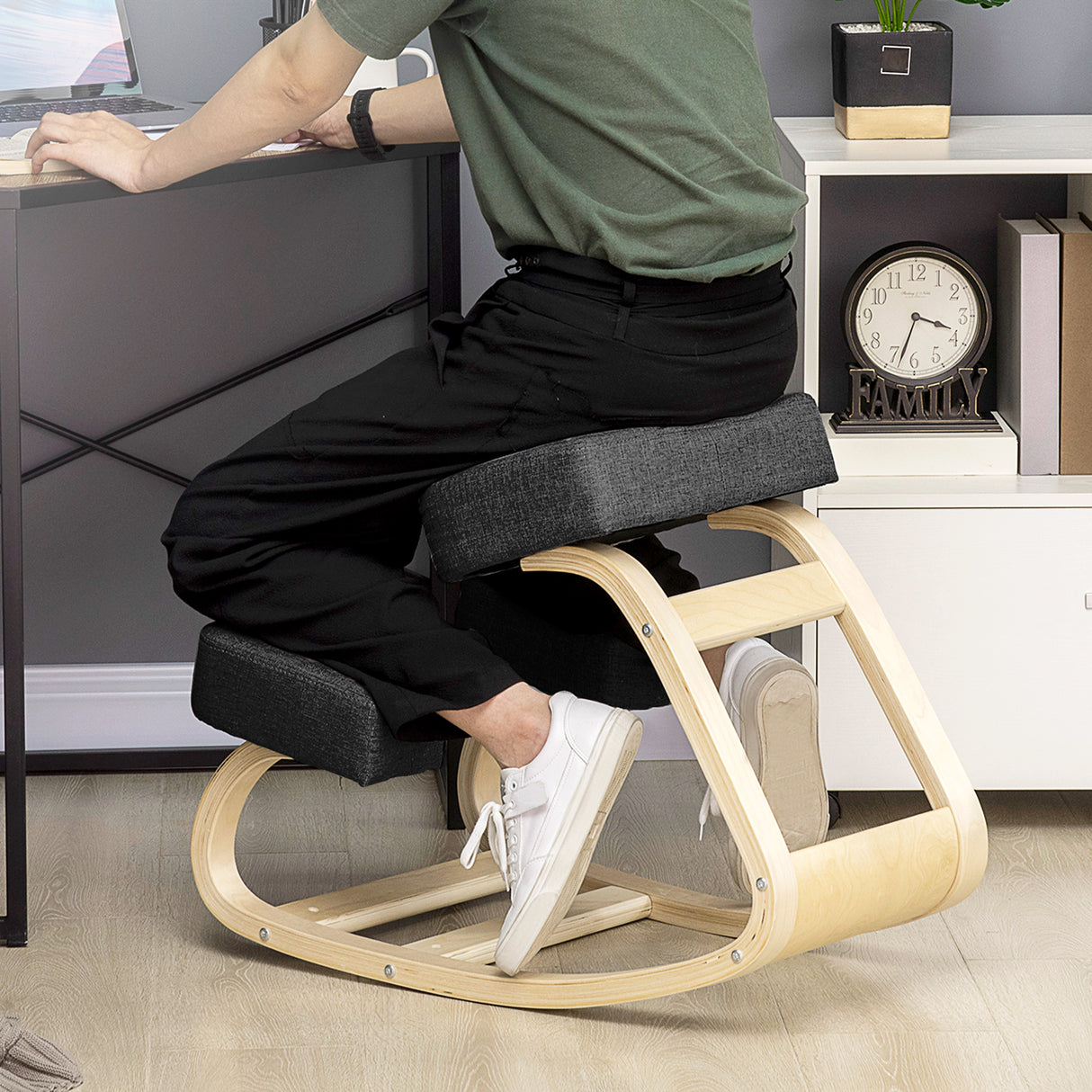 easycomfort easycomfort sedia ergonomica con inginocchiatoio in legno di betulla e cuscino 51x69x58cm nero
