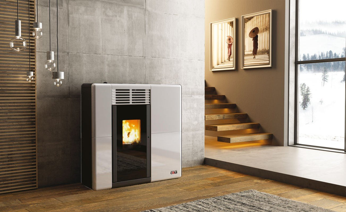 immagine-1-anselmo-cola-stufa-a-pellet-canalizzabile-anselmo-cola-modello-afrodite-1104-kw-wi-fi-integrato-disponibile-in-vari-colori-novita-ean-99810429