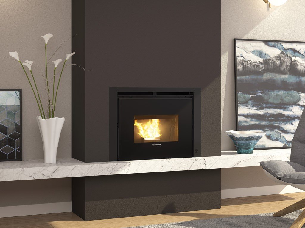 immagine-1-la-nordica-inserto-termocamino-a-pellet-ventilato-la-nordica-modello-comfort-p70-air-10-kw-con-radiocomando-palmare