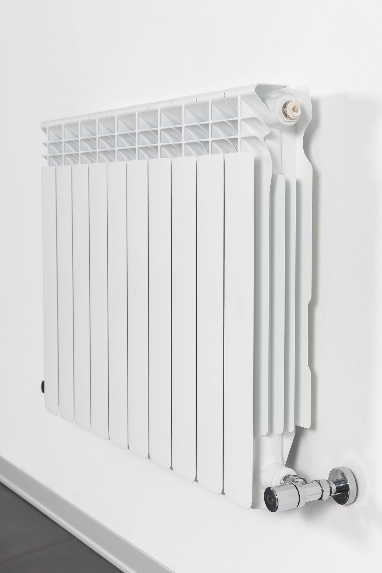immagine-11-radiatori-2000-radiatore-termosifone-in-alluminio-radiatori-2000-helyos-evo-da-3-a-14-elementi-interasse-500-h-578-12-elem